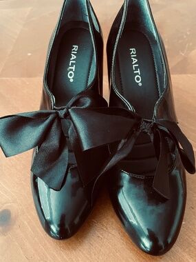 Rialto Black Heels With Bow~
